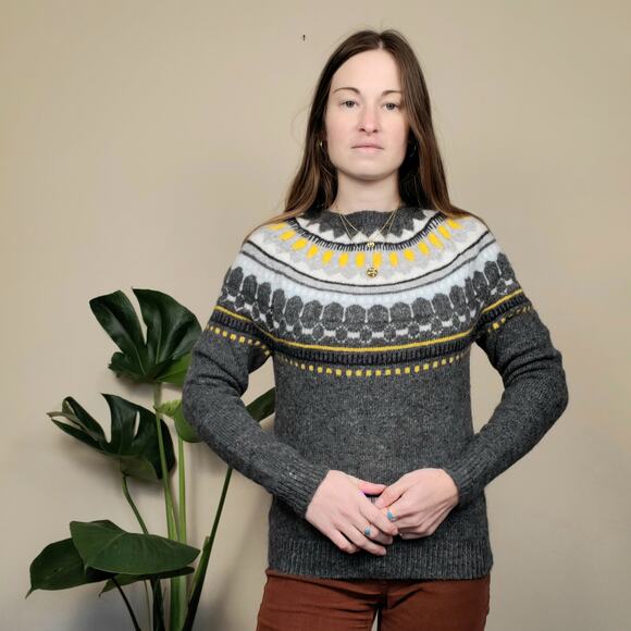 NWT Gap Gray White Circular Fair Isle Nordic Crewneck Sweater Womens XSmall - Picture 2 of 6